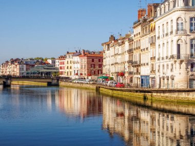 Quai Amiral Dubourdieu Nive Nehri - Bayonne, Fransa, 1 Eylül 2014 yılında binaların yansımalar