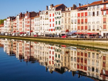 Quai Amiral Dubourdieu Nive Nehri - Bayonne, Fransa, 1 Eylül 2014 yılında binaların yansımalar