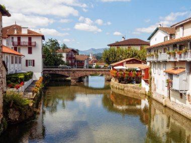 St. James Bridge - Saint Jean de alaca bağlantı noktası, üzerinden Nive nehir fotoğrafı
