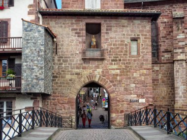 Meryem ve çocuk göz kulak St James Köprüsü - Saint Jean de alaca bağlantı noktası, Fransa, 1 Eylül 2014