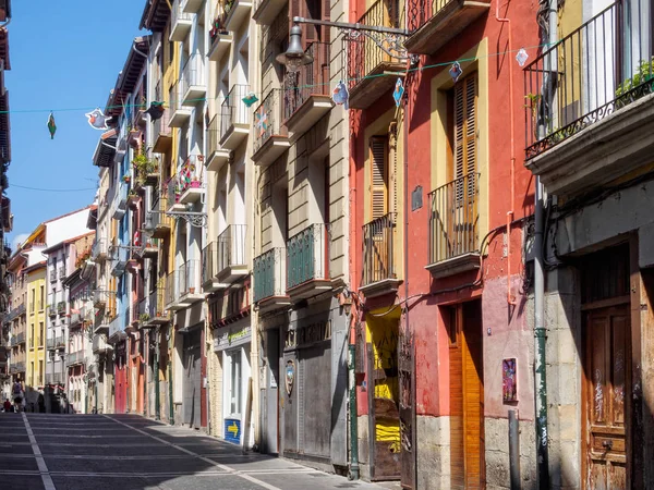 Renkli Calle del Carmen Portal de Francia şehir merkezine - Pamplona, Navarre, İspanya, 4 Eylül 2014 açar.
