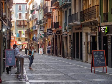 Sadece birkaç kişi dışarı Estafeta sokak (Calle de la Estafeta) üzerinde siesta - Pamplona, Navarre, İspanya, 4 Eylül 2014 sırasında vardır