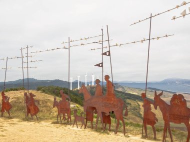 Navarre yol arkadaşları tarafından monte mağfiret - Alto del Perdon, Navarre, İspanya, 5 Eylül 2014 1996 yılında inşa edilen Ferforje hacılar anıt