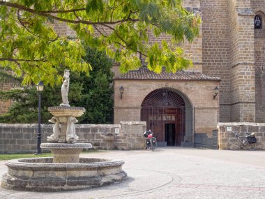 Varsayım - Villatuerta, Navarre, İspanya için Our Lady adanmış parish Kilisesi tarafından iki Bisiklete binme hacı durdurmak