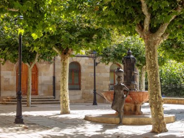 Çeşme ana meydanında (Plaza Mayor) - su kadınla Navarrete, La Rioja, Spain