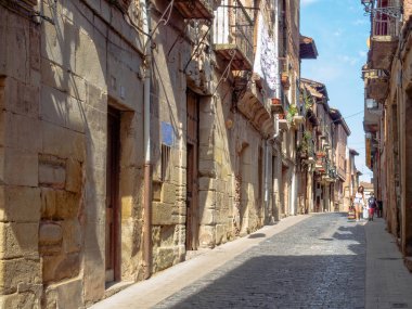 Bir anne ve oğlu Calle Mayor Alta - Navarrete, La Rioja, Spain, 8 Eylül 2014 alışveriş sonra yürüyerek
