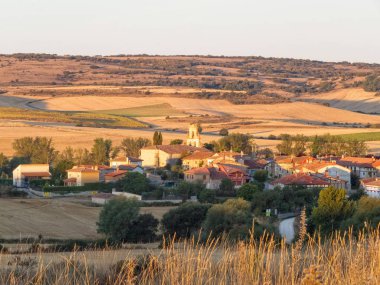Küçük köy, çağ - San Juan de Ortega, Kastilya ve Leon, İspanya yaklaşıyor