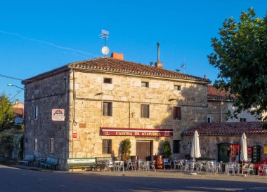 Cantina de Atapuerca hacılar bir erken kahvaltı - Atapuerca, Kastilya ve Leon, İspanya, 12 Eylül 2014 ağırlıyor
