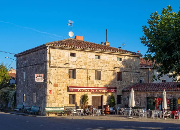 Cantina de Atapuerca hacılar bir erken kahvaltı - Atapuerca, Kastilya ve Leon, İspanya, 12 Eylül 2014 ağırlıyor