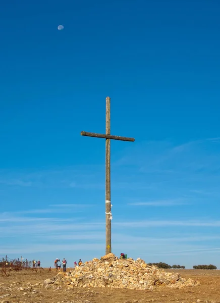 Pielgrzymi Przechodzą Przez Ogromny Drewniany Krzyż Drogę Alto Cruceiro Kastylia — Zdjęcie stockowe