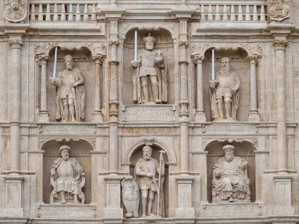 西班牙圣玛丽拱门 布尔戈斯和莱昂的布尔戈斯和卡斯蒂利亚史上重要人物雕像 — 图库照片