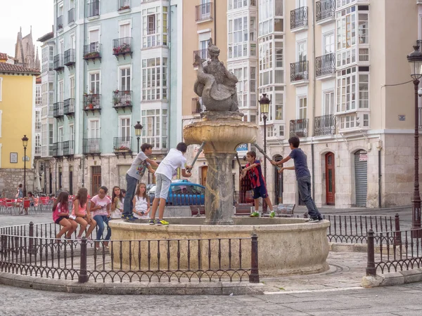 若い女の子と男の子を一緒にフローラの泉 フエンテ フローラ で歴史的ウエルト レイ広場 ブルゴス カスティーリャ レオン スペイン 2014 — ストック写真