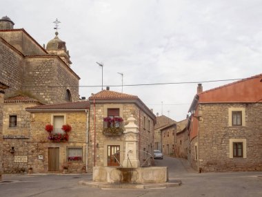 Çeşme ile tarak deniz hayvanı kabuğu - Rabe de las Calzados, Kastilya ve Leon, İspanya
