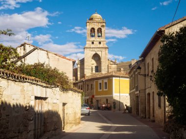 16. yüzyıl parish Kilisesi anlayışı - Hontanas, Kastilya ve Leon, İspanya, 14 Eylül 2014 belltower ve Calle gerçek