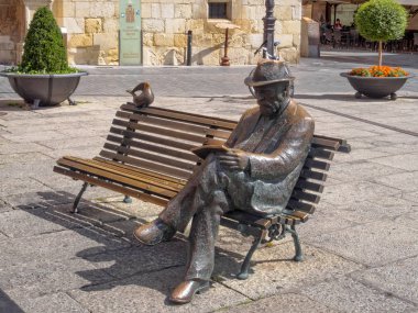 Antoni Gaudi tarafından J. Luis Fernandez bronz heykeli 2002 yılında San Marcelo meydanında - Leon, Kastilya ve Leon, İspanya, 20 Eylül 2014 yüklü.