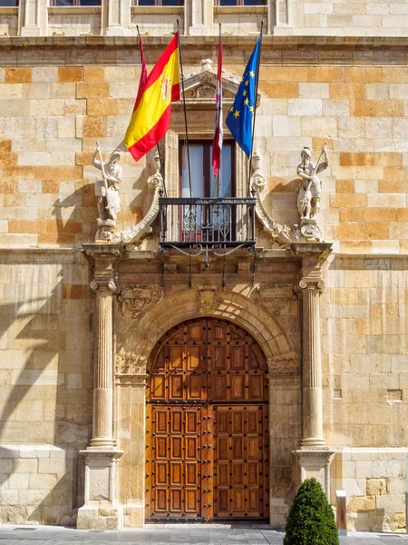 Puerta Principal Del Palacio Los Guzmanes Del Siglo Xvi Sede — Foto de Stock