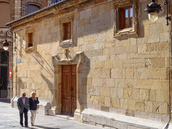 Idős Pár Sétákat Cien Doncellas Utcai Calle Leon Kasztília León — Stock Fotó