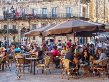 Yerli halk ve turistler rahatlayın ve Leon, Kastilya ve Leon, İspanya, biraz içki ve yemek ana meydanında (Plaza Mayor) - 20 Eylül 2014 tadını çıkarın