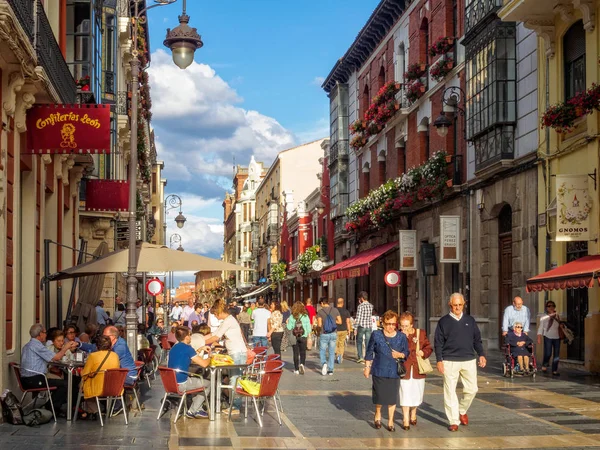 Los Lugareños Turistas Pasean Por Calle Peatonal Ancha Una Soleada — Foto de Stock