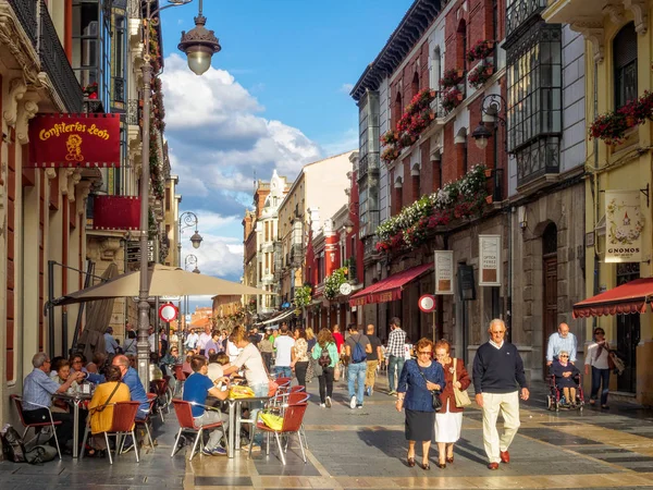 Yerli halk ve turistler Ancha yaya caddesi üzerinde (calle) güneşli bir sonbahar akşamı - Leon, Kastilya ve Leon, İspanya, 21 Eylül 2014 yürüyüş