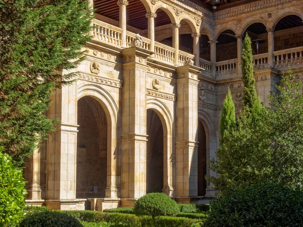 回廊と中庭のパラドール オスタル マルコス校 レオン カスティーリャ レオン スペイン 2014 — ストック写真