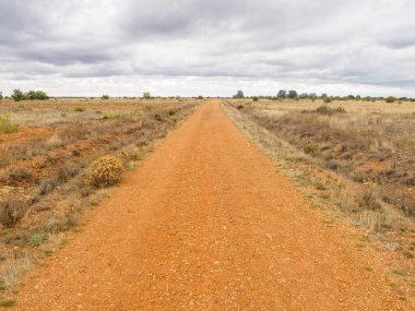 Boş toprak yolun altında karanlık bulutlar Camino - Tarih Oncina, Kastilya ve Leon, İspanya