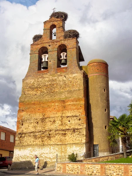 Πελαργός Φωλιές Στο Αέτωμα Καμπάνα Από Την Ενοριακή Εκκλησία Villar — Φωτογραφία Αρχείου