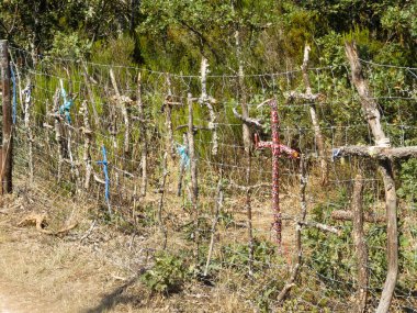 Çit dekore edilmiş hacılar tarafından tahta haç ile yılda - Rabanal del Camino, Kastilya ve Leon, İspanya
