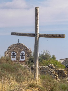 Haçlar ve yarı terk edilmiş bir köy - evlerde Foncebadon, Kastilya ve Leon, İspanya çökmekte arasında çan