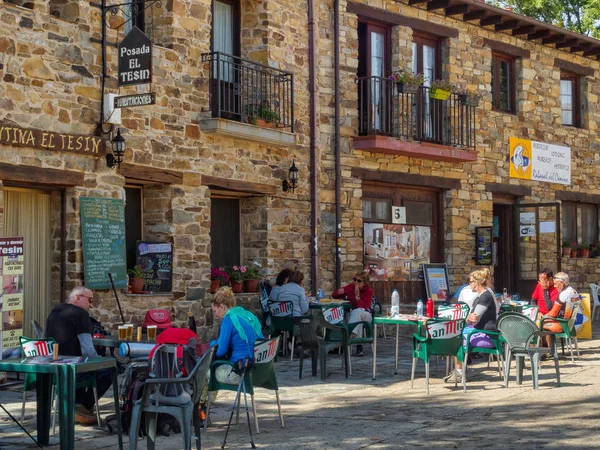 Pellegrini Cammino Hanno Riposo Alcune Bevande Cibo Senda Hostel Rabanal — Foto Stock