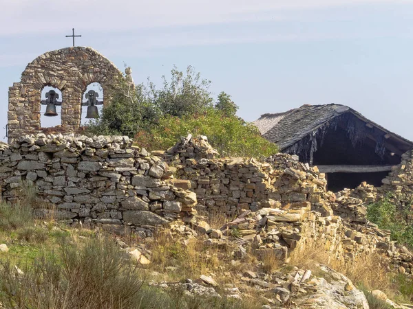 Dağılan arasında Bell gable evler yarı terk edilmiş bir köyde - Foncebadon, Kastilya ve Leon, İspanya