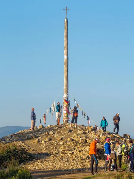 Onların taşlar ve diğer mementos Cruz de Ferro çevresinde hacılar bırak, Puerto Irago, Kastilya ve Leon, İspanya, bir Demir Haç üstüne yıpranmış bir pole - 25 Eylül 2014