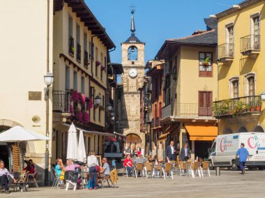 Saat Kulesi (Torre del Reloj) ve Encina Meydanı (Plaza) - Ponferrada, Kastilya ve Leon, İspanya, 25 Eylül 2014