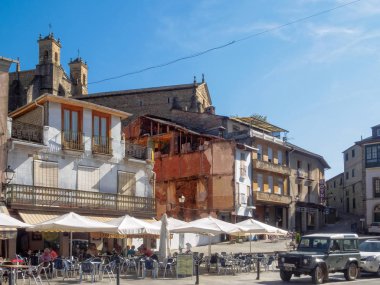 Kafeler, barlar ve restoranlar Main Square (Plaza Mayor) aşağıda Kilisesi, San Francisco - Villafranca del Bierzo, Kastilya ve Leon, İspanya, 26 Eylül 2014