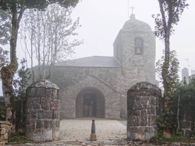 Ön Romanesk kilise, Santa Maria la Real için yapılan sis - O'Cebreiro, Galiçya, İspanya