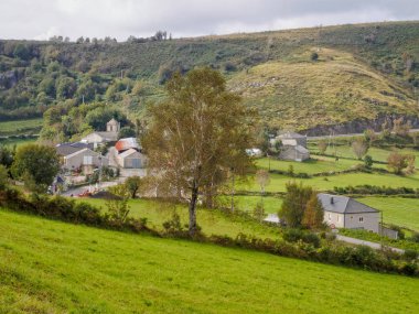 Yemyeşil çayırlar tarafından - Linares, Galiçya, İspanya çevrili küçük bir Camino hamlet yaklaşıyor