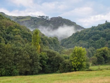 Bulutlar vadiden bir sabit Sonbahar yağmur sonrası - Triacastela, Galiçya, İspanya yükselişi.