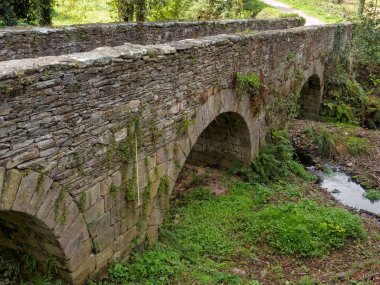 Sarria, Galiçya, İspanya (Ponte Aspera denir) - eski bir taş köprü kemerler