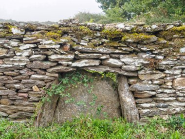 Yosun kaplı eski kuru-duvar - Mercadoiro, Galiçya, İspanya taş