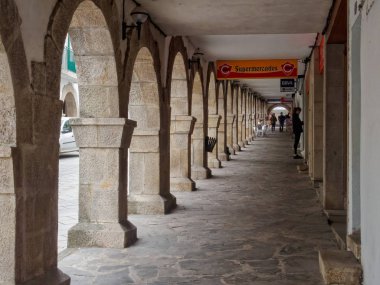 Taş colonnade ana caddede, Rua de Compostela - Portomarin, Galiçya, İspanya, 30 Eylül 2014