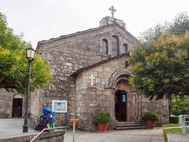 Kilise San Tirso onun Romanesk portal - Palas de Rei, Galiçya, İspanya ile