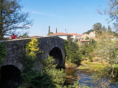 Ortaçağ taş Ponte Velha Furelos Nehri - Furelos, Galiçya, İspanya üzerinde köprü.