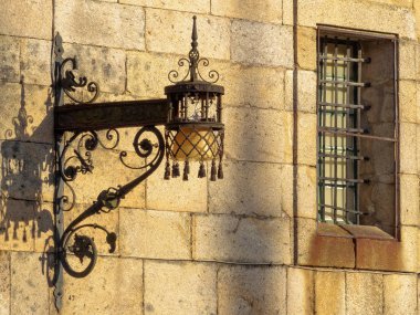 Eski demir lamba ve pencere güvenlik çubuklarla dövme San Paio de Antealtares manastır stark duvara Quintana kare (Praza) - Santiago de Compostela, Galiçya, İspanya