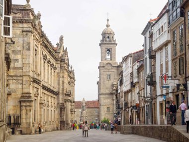 Yerli halk ve turistler iki katlı San Francisco sokakta (Rua) - Santiago de Compostela, Galiçya, İspanya, 4 Ekim 2014 yürüyüş yapın