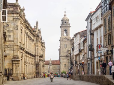 Yerli halk ve turistler iki katlı San Francisco sokakta (Rua) - Santiago de Compostela, Galiçya, İspanya, 4 Ekim 2014 yürüyüş yapın