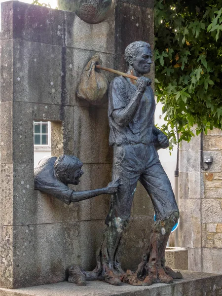 Monumento Piedra Bronce Emigrante Por Fernando Garcia Branco 1997 Negreira — Foto de Stock