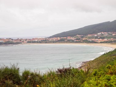 İlk görüşte Finisterre ve karides sahilde (Praiade Langosteira) bir bulutlu gün sonbahar - Sardineiro, Galiçya, İspanya