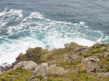 Dünyanın sonundaki çarpışan dalgalar - Cape Finisterre, Galiçya, İspanya