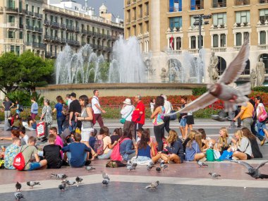 Plaza Catalunya güzel bir kare ise şehrin - Barcelona, Katalonya, İspanya, 10 Ekim 2014'ın kalbinde bir popüler buluşma noktası