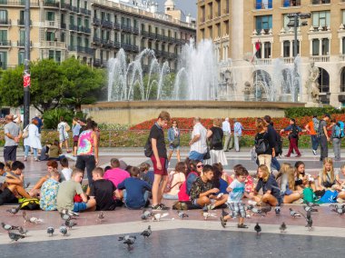 Plaza Catalunya güzel bir kare ise şehrin - Barcelona, Katalonya, İspanya, 10 Ekim 2014'ın kalbinde bir popüler buluşma noktası